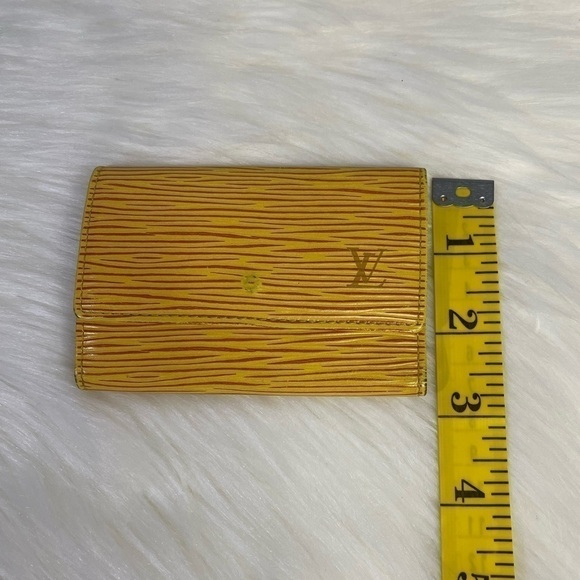 LOUIS VUITTON epi leather 6 key holder in mustard - Picture 14 of 15
